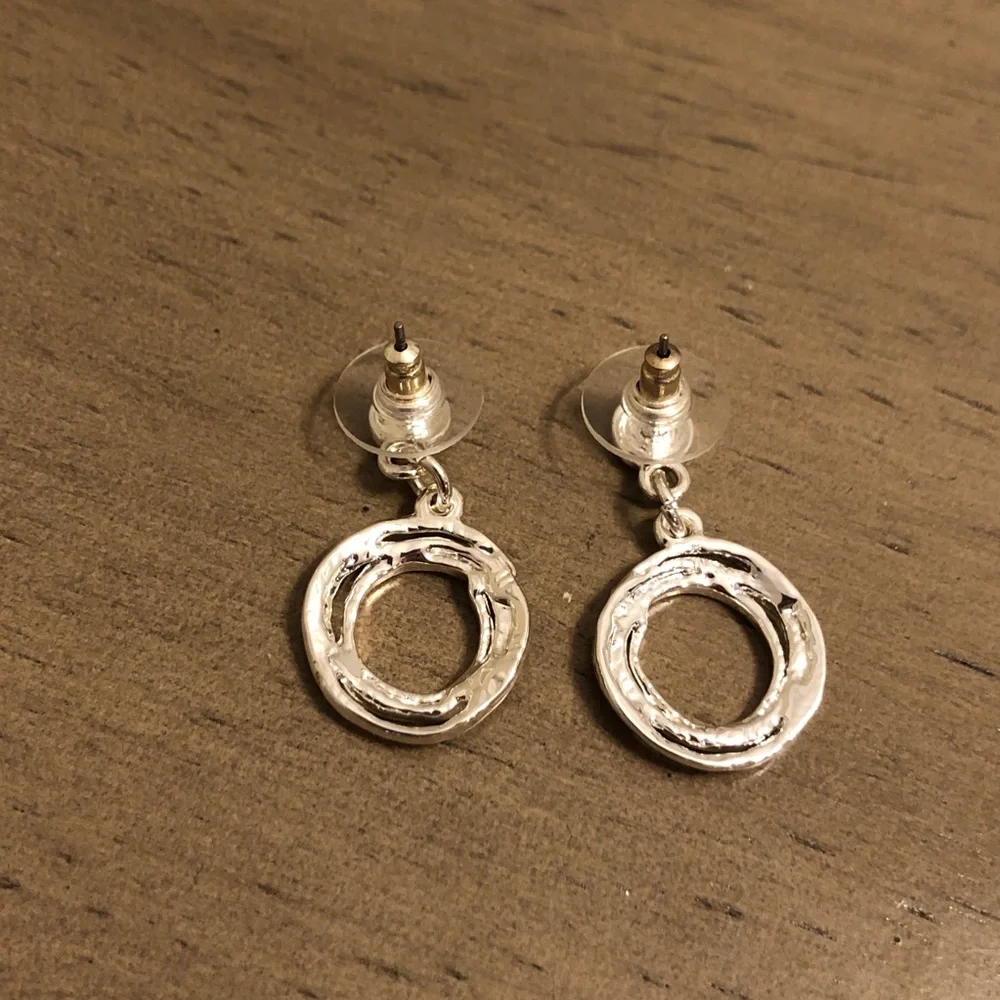 Silver Tone Gray and Black Necklace and Earrings Set Costume Jewelry
